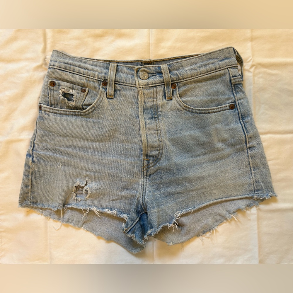 Levi’s 501 women Jean shorts. Light wash color.
